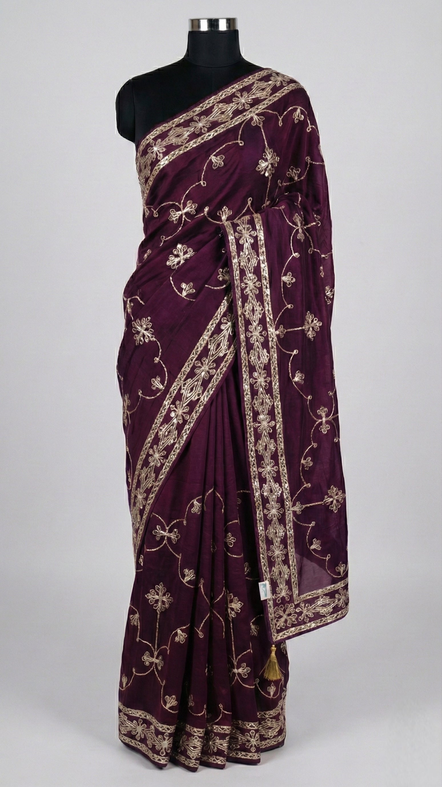 Elegant Embroidered Saree with Intricate Floral Motifs